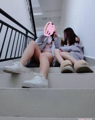 两个上面一个吃下边电影